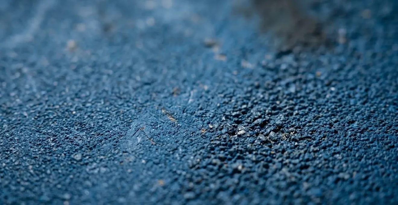 Vue macro détaillée d'une surface de tennis en résine synthétique montrant la texture et la structure du revêtement