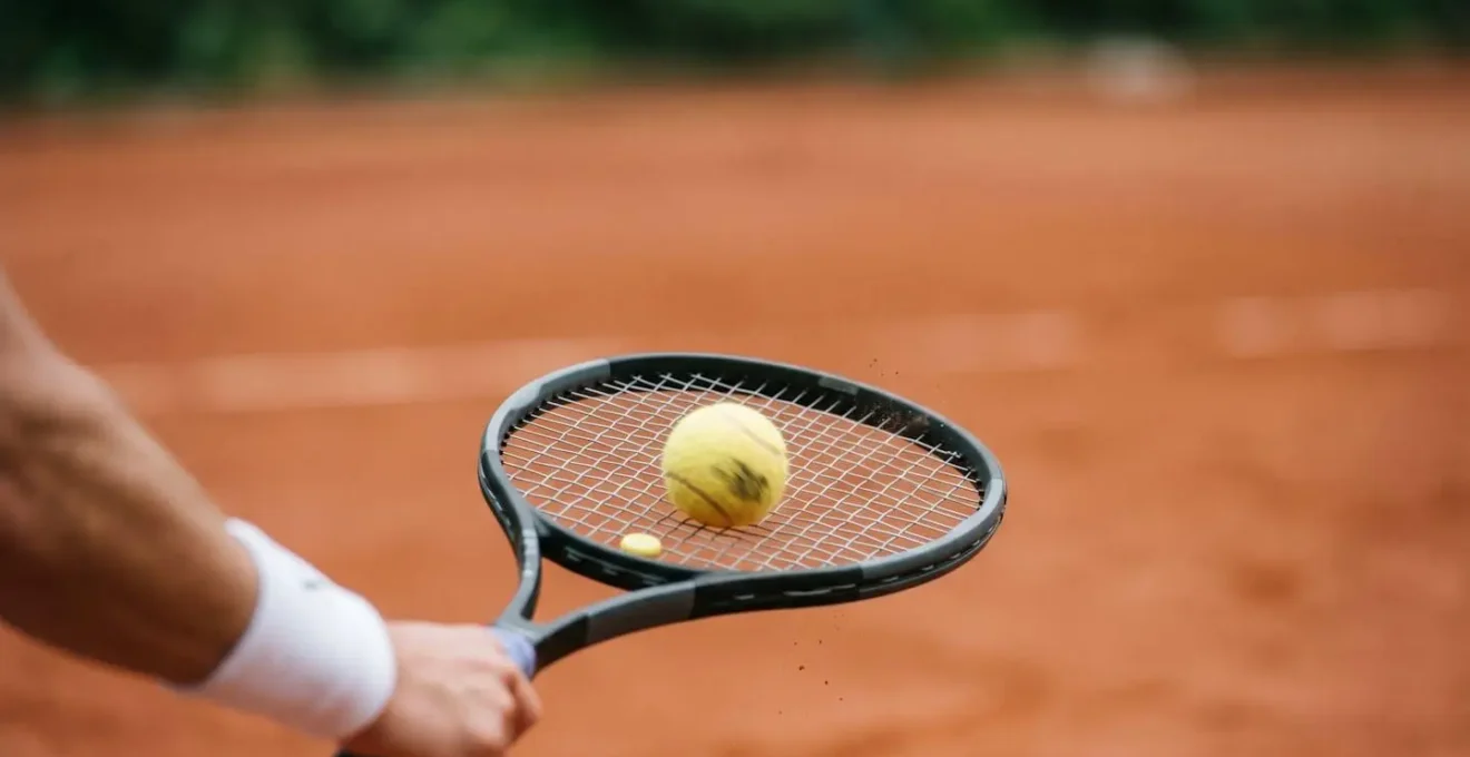 Illustration du mouvement de snapback des cordes d'une raquette de tennis générant de la rotation
