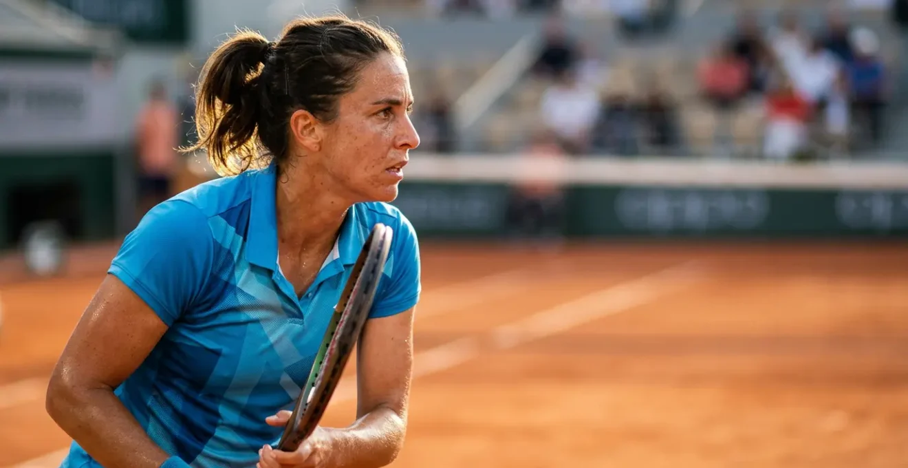Joueur de tennis professionnel en tenue technique sur terre battue à Roland-Garros