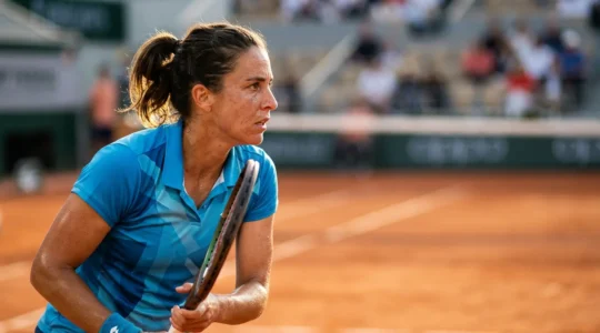 Joueur de tennis professionnel en tenue technique sur terre battue à Roland-Garros