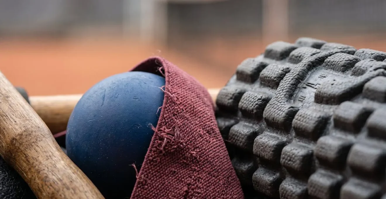 Gros plan sur les outils de récupération physique utilisés par les joueurs de tennis
