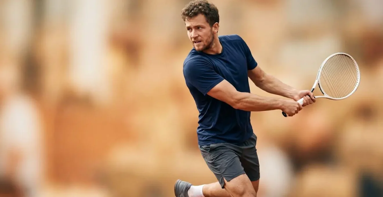 Silhouette d'un joueur de tennis en pleine rotation du tronc et des hanches lors d'une frappe en coup droit