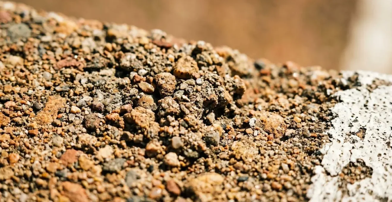 Détail macro d'une surface de court de tennis en béton poreux Quick avec texture granuleuse