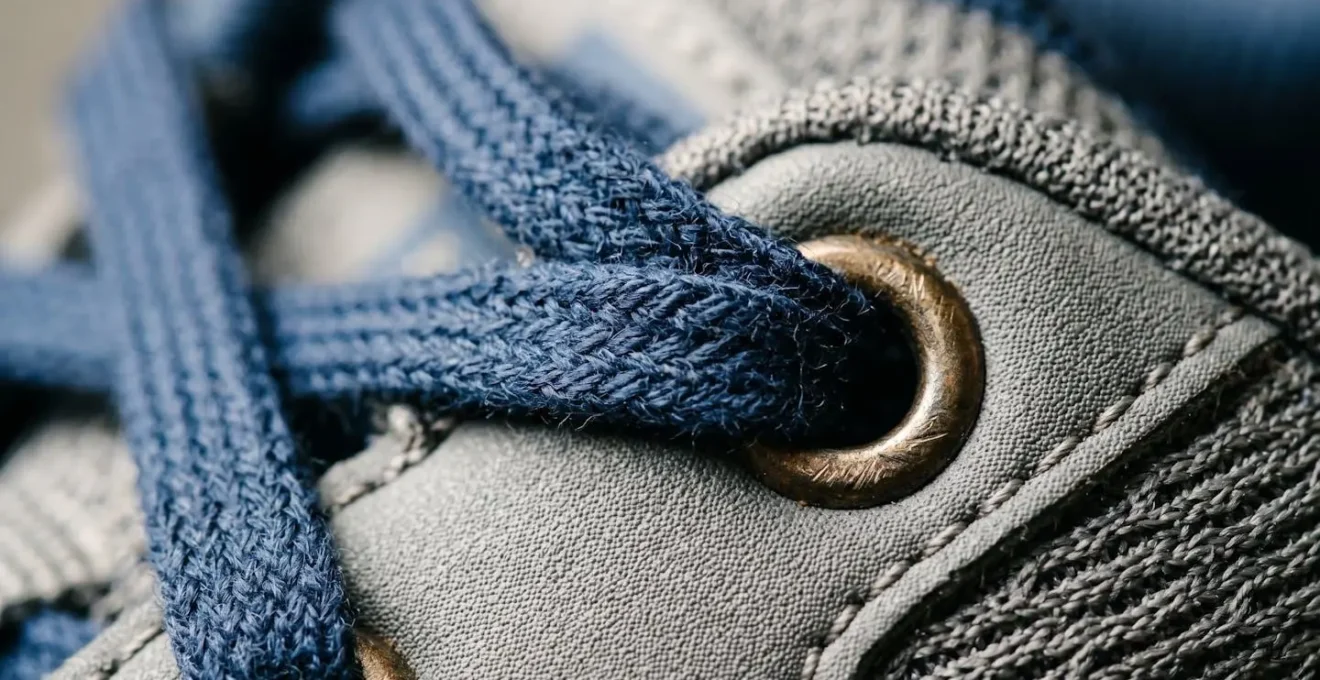 Gros plan sur la technique de laçage en verrouillage du talon d'une chaussure de sport